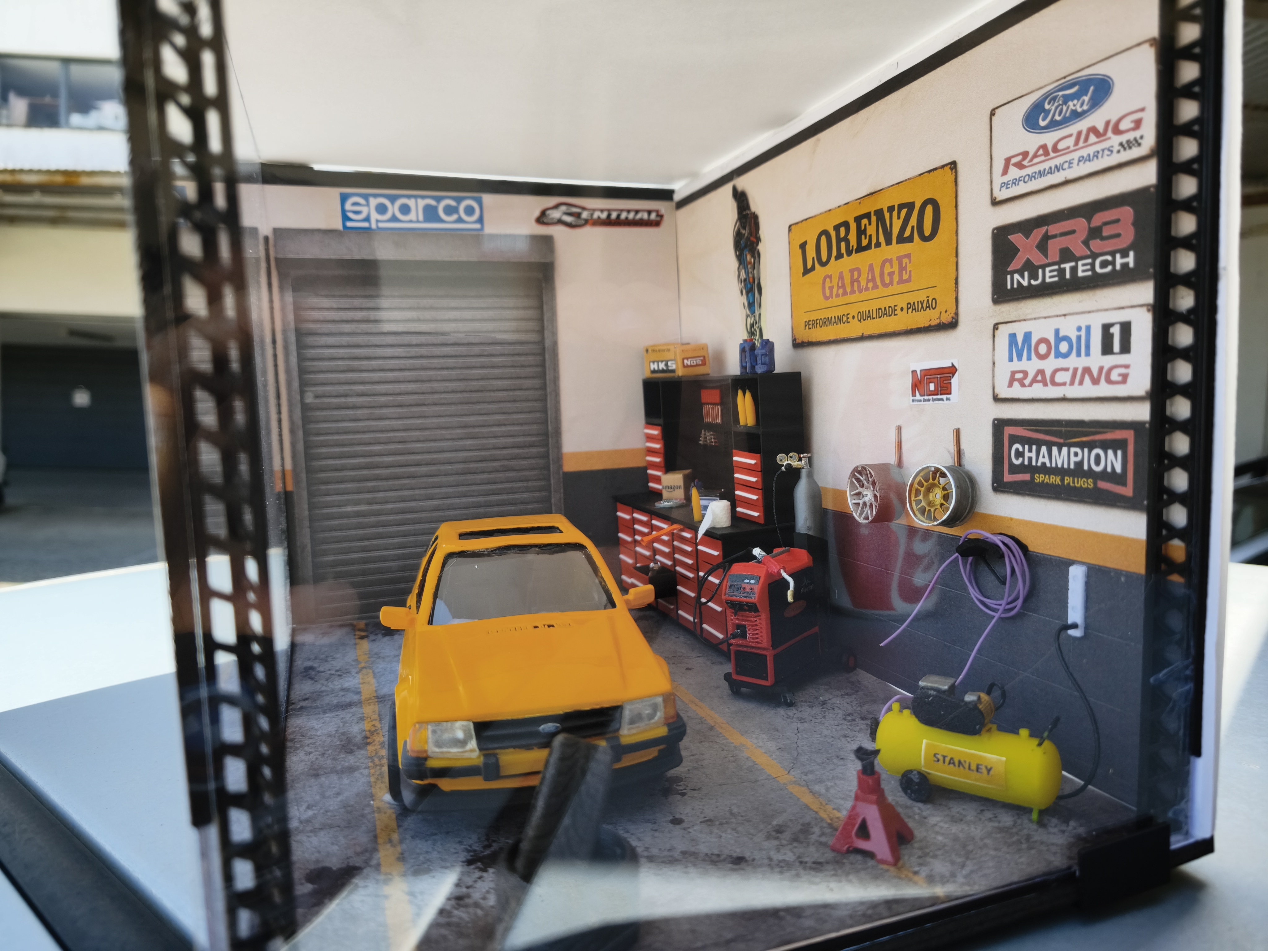 Garagem em miniatura personalizada